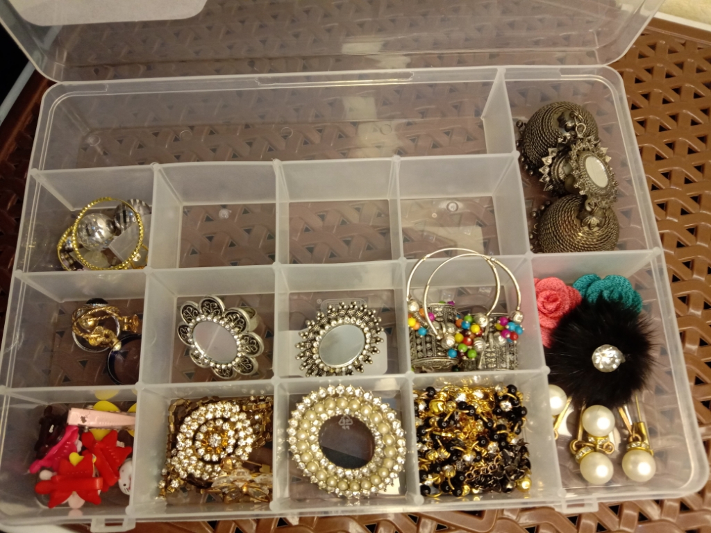 Picture of 1 Piece Plastic Storage Box Case for Ornaments and Jewelry Display Organizer - Transparent