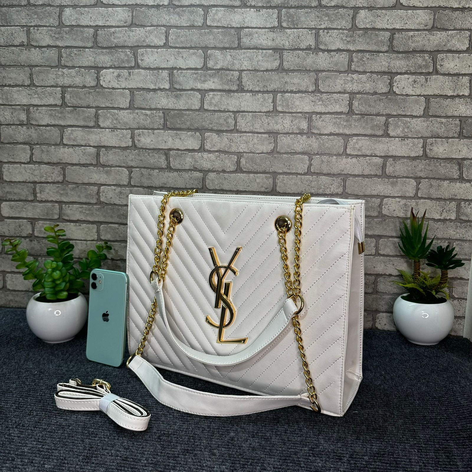Picture of French spring new trendy women's tote bag temperament rhombic chain bag foreign fashion V grid embroidered big bag women