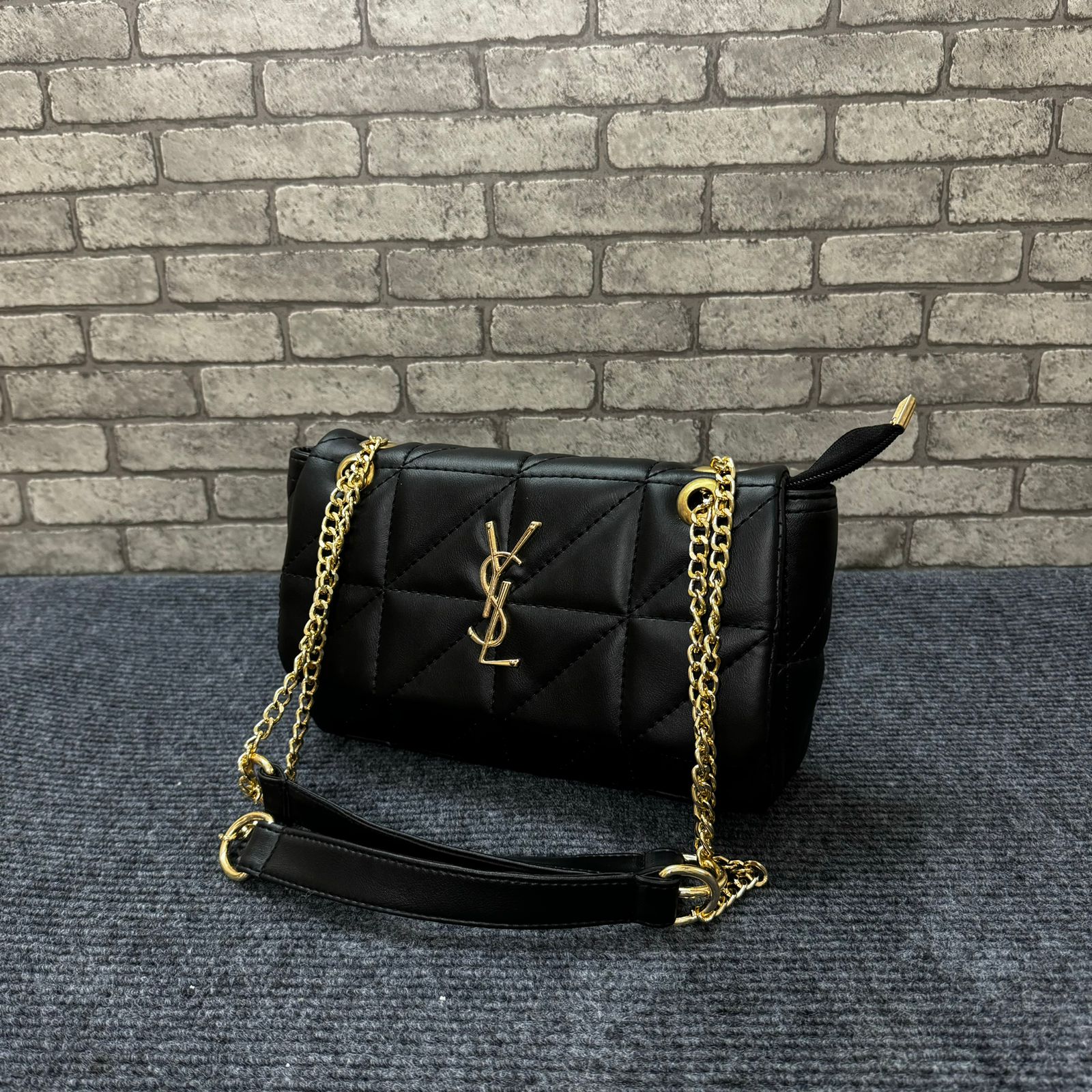 Picture of French spring new trendy women's tote bag temperament rhombic chain bag foreign fashion V grid embroidered big bag women