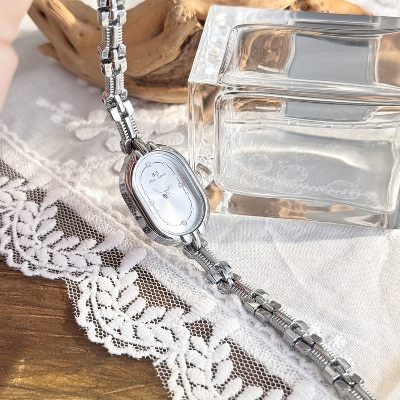 Picture of Old Money Style New Product Simple Retro Small Gold Watch Oval Women's Watch Niche High-End Bracelet