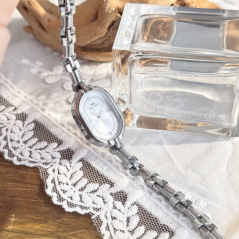 Picture of Old Money Style New Product Simple Retro Small Gold Watch Oval Women's Watch Niche High-End Bracelet
