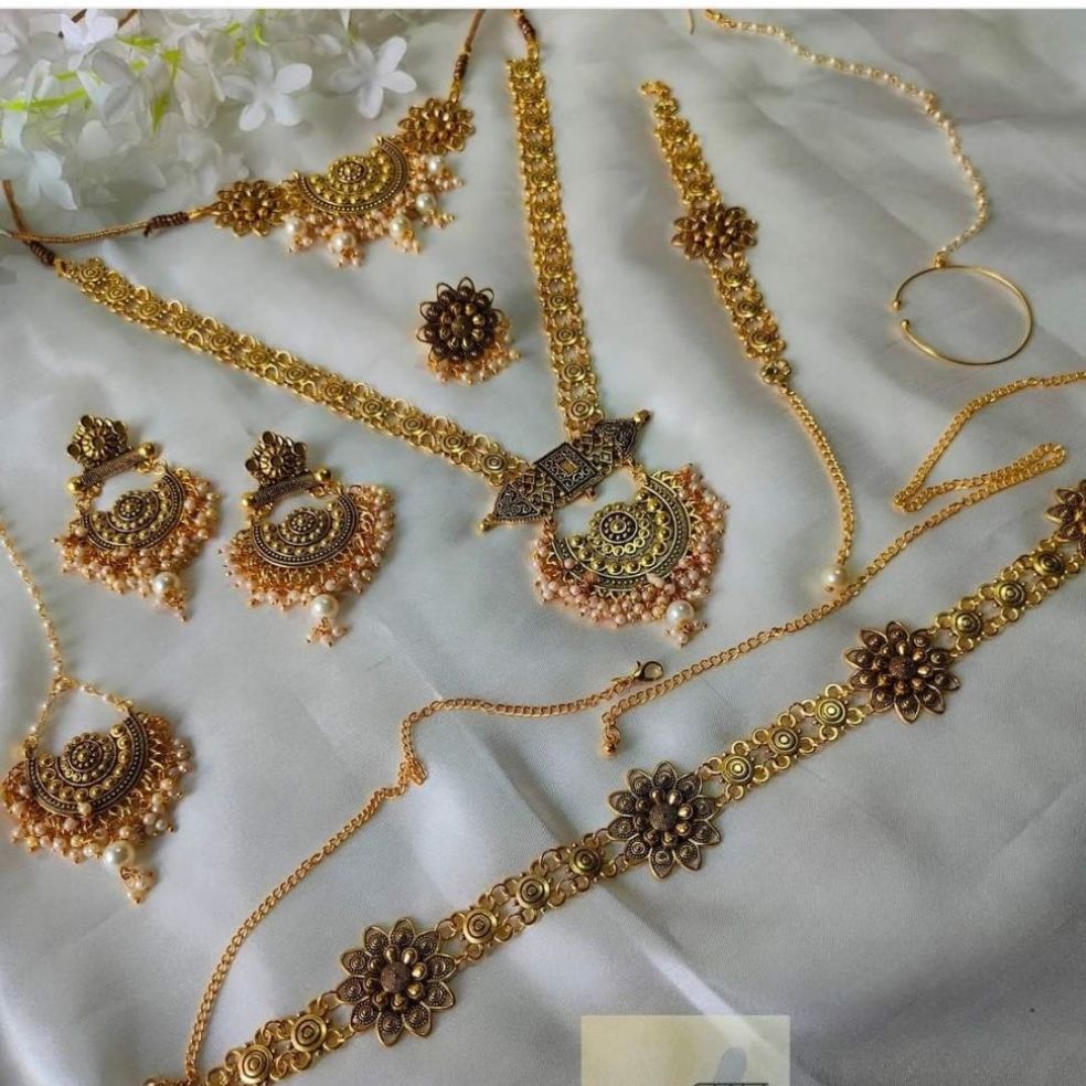 Picture of Entice Jewelry Set for Women Colorful Elegant Design Necklace Earrings Bracelet Combo - Gold