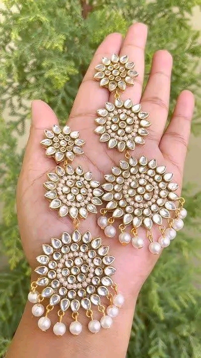 Picture of Gorgeous party wear antique golden necklace and earring set for girls and woman. - Gold