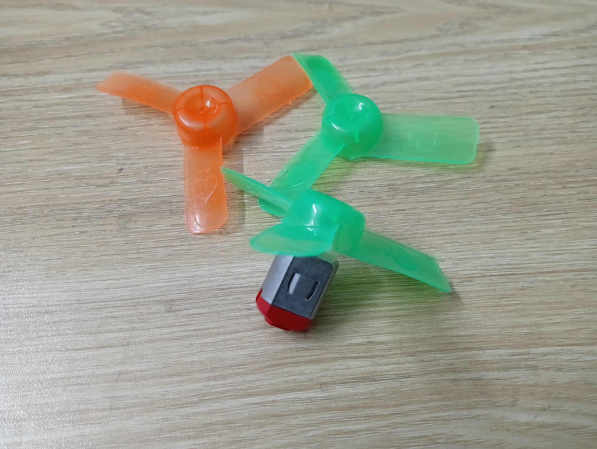 Picture of Micro Dc motor with Fan for Toy and DIY projects -1 pair(Multicolor)