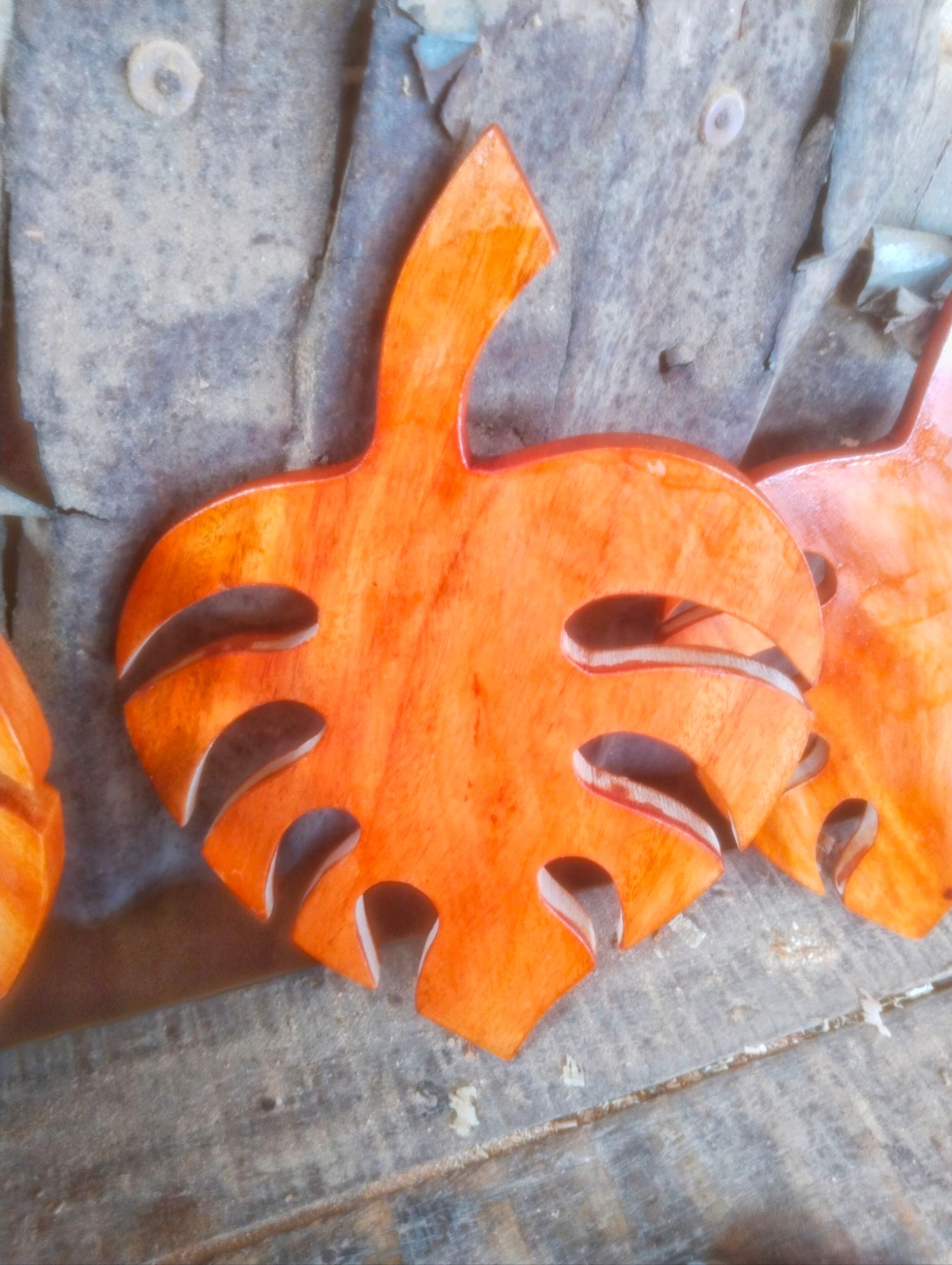Picture of 1 pcs Wooden Leaf Wall Dacoration Chopping / Cutting Board ( With Color ) - Multicolor