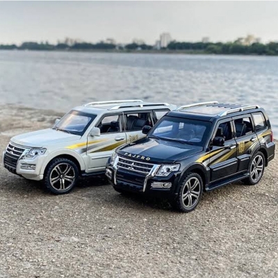 Picture of 1PC 1:32 Mitsubishi Pajero SUV Diecast Alloy Car Premium Model Vehicle Metal Toy Model Pull back Sound Light(Multicolor)
