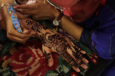 Picture of 1pcs Dhakaiya Synthetic Fast Colour Cone Mehedi (30gm) Mehendi Cone