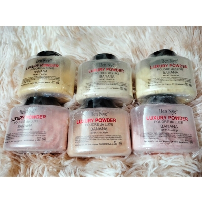 Picture of Ben Nye Luxury Powder in the shade Banana, a popular setting powder for makeup