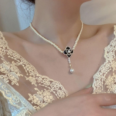 Picture of Black Rose Necklace Light Luxury Niche Pearl Rose Flower Chain  Necklace For Women