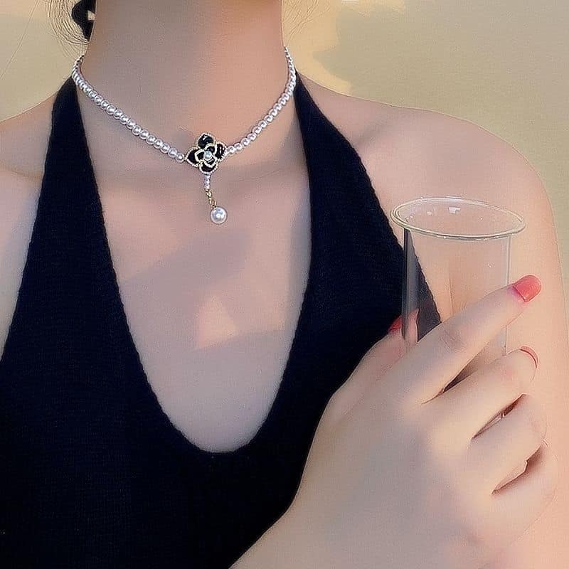 Picture of Black Rose Necklace Light Luxury Niche Pearl Rose Flower Chain  Necklace For Women