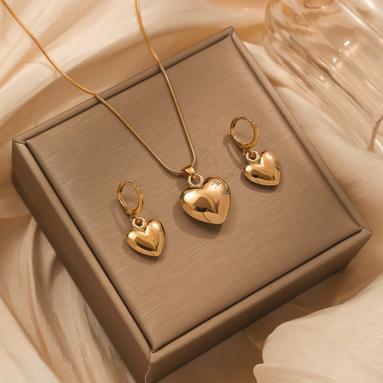 Picture of Fashion Golden Heart Pendant Earrings Necklace Bracelet Jewelry Set
