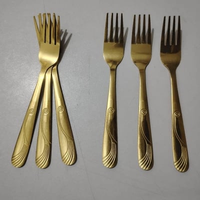 Picture of Golden stainless steel spoons set of 6 pieces.. fork