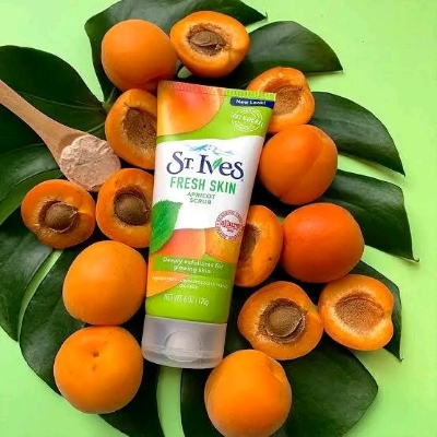 Picture of St. Ives Fresh Skin Apricot Scrub - Green