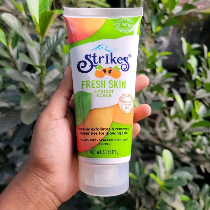 Picture of St. Ives Fresh Skin Apricot Scrub - Green
