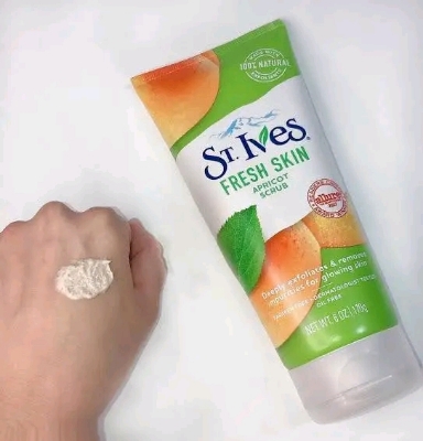 Picture of St. Ives Fresh Skin Apricot Scrub - Green