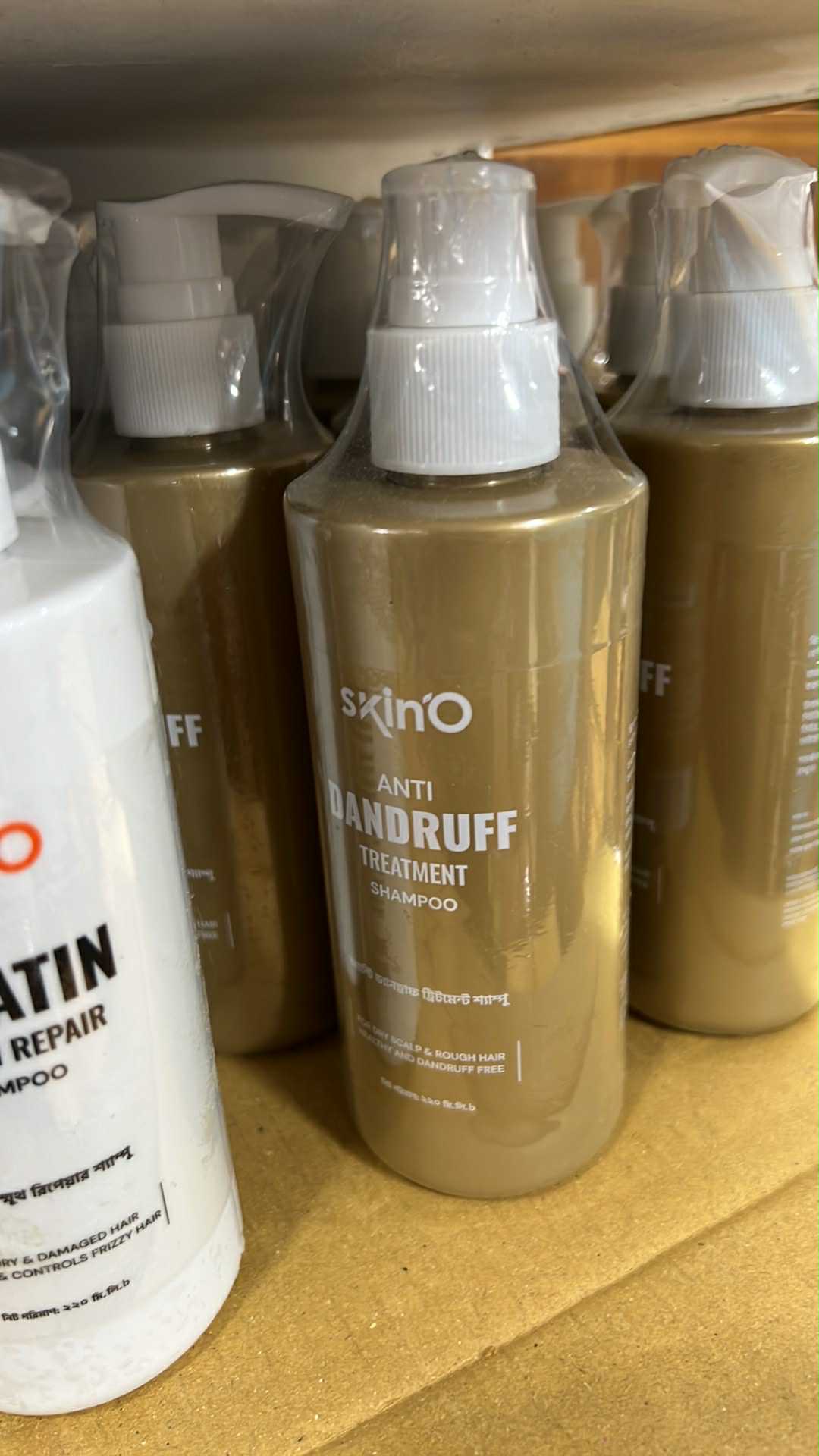 Picture of skinO Anti Dandruff Treatment Shampoo - 200ml to all hair type
