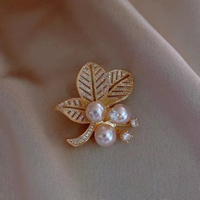 Picture of Pearl Anti-light Suit Fashion Atmospheric Brooch Pin Flower Sen Personality (Gold)