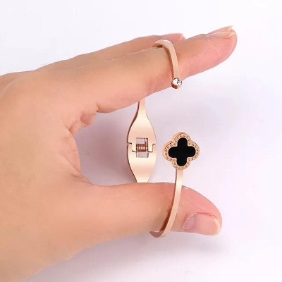 Picture of Adjustable open four leaf clover bracelet Cuff Bracelet(Gold)
