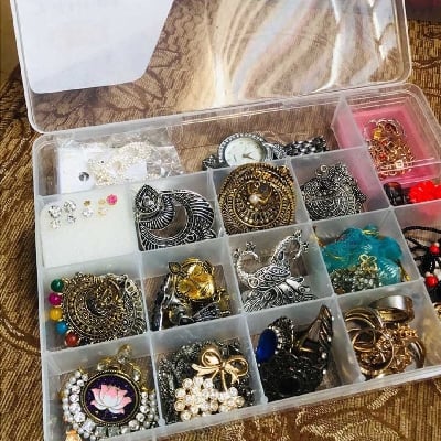 Picture of Jewelry Storage Box 15 Compartment Ornaments Plastic Storage Box Case for Bead Rings Jewelry Display Organizer Transparent