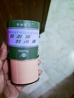Picture of 5cm X 5 m (2 inchin/5.5 yds) Zinc oxide adhesive plaster bandage - skin