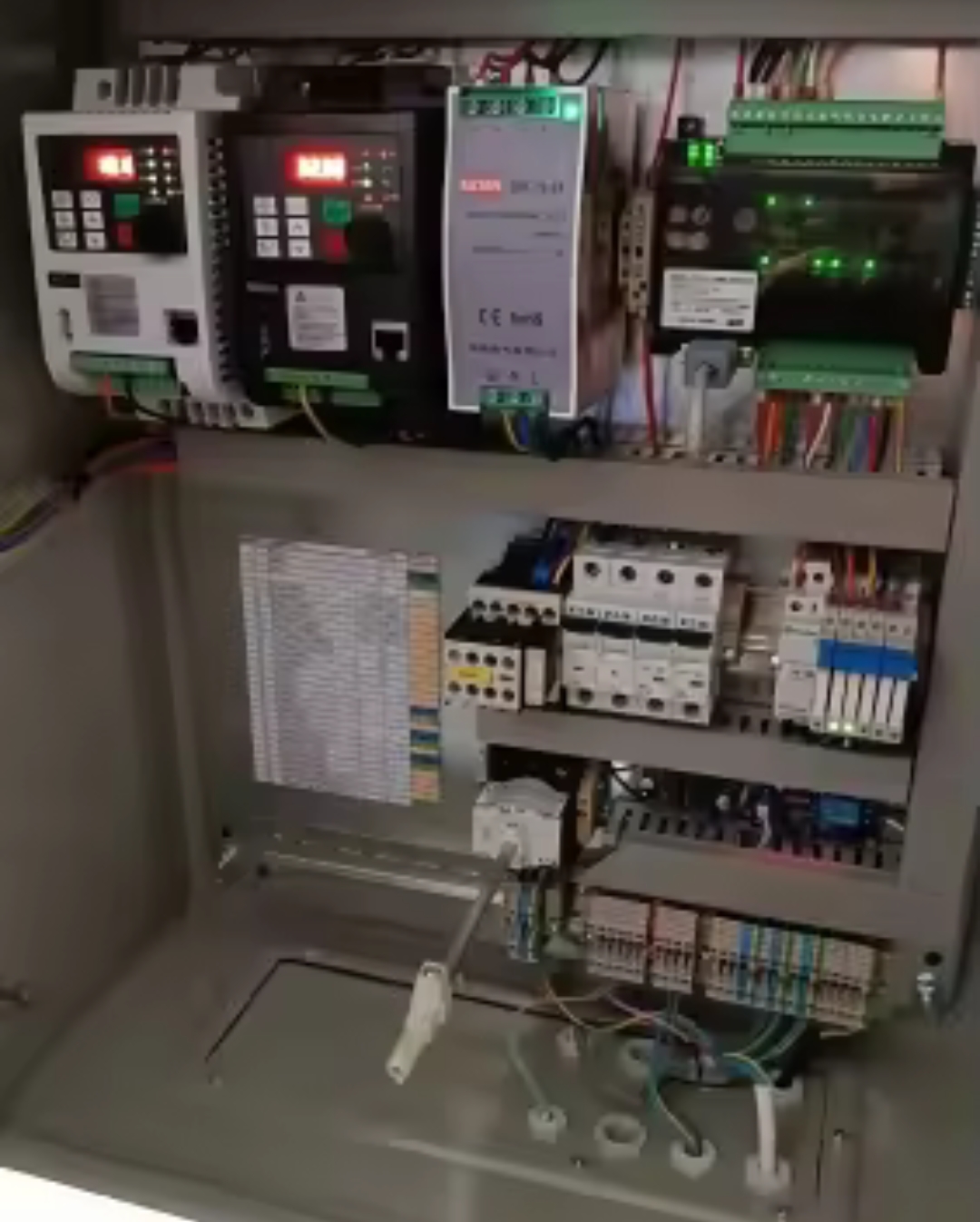 Picture of FX3U 24MR 6AD 2DA RS485 RTC 14 input 10 relay output 6 analog input 2 analog output pic controller only plc