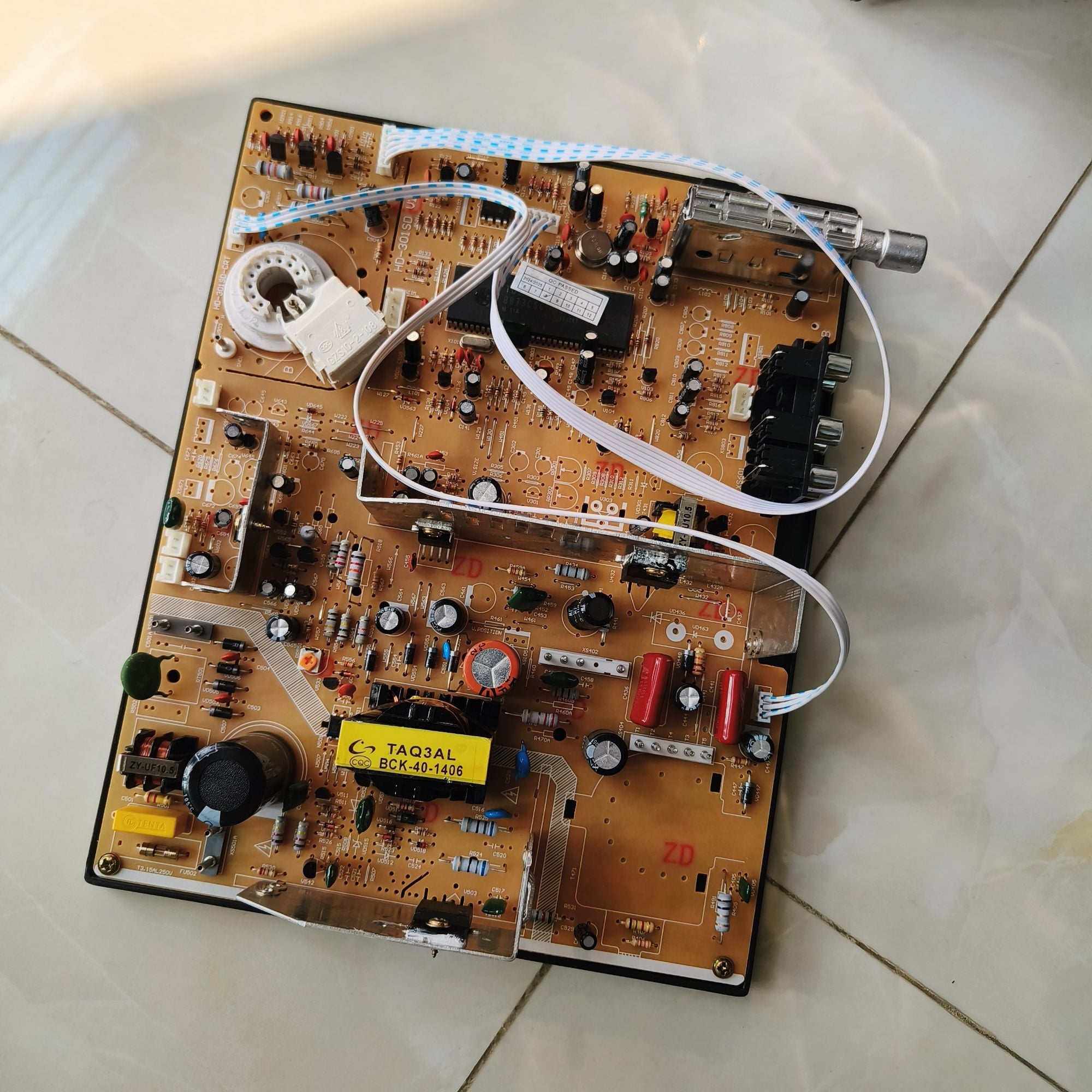 Picture of CRT TV Motherboard 14-21 inch AC 220V High-Definition Digital Color TV Driver Board Analog Box TV Core Board PAL NTSC SECAM part with Sensor Keypad IR Receiver Remote 14-21 CRT TV MB