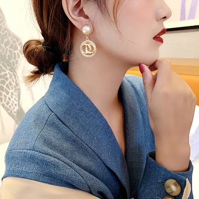 Picture of European And American Fashion Temperament Celebrities Court Style Freshwater Pearl Metal Long Geometric Circle Earrings Female