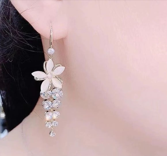 Picture of Opal Flower Earrings Acrylic Rhinestone Tassel Fashion Stud Earrings Elegant 1 Pair Jewelry for Women