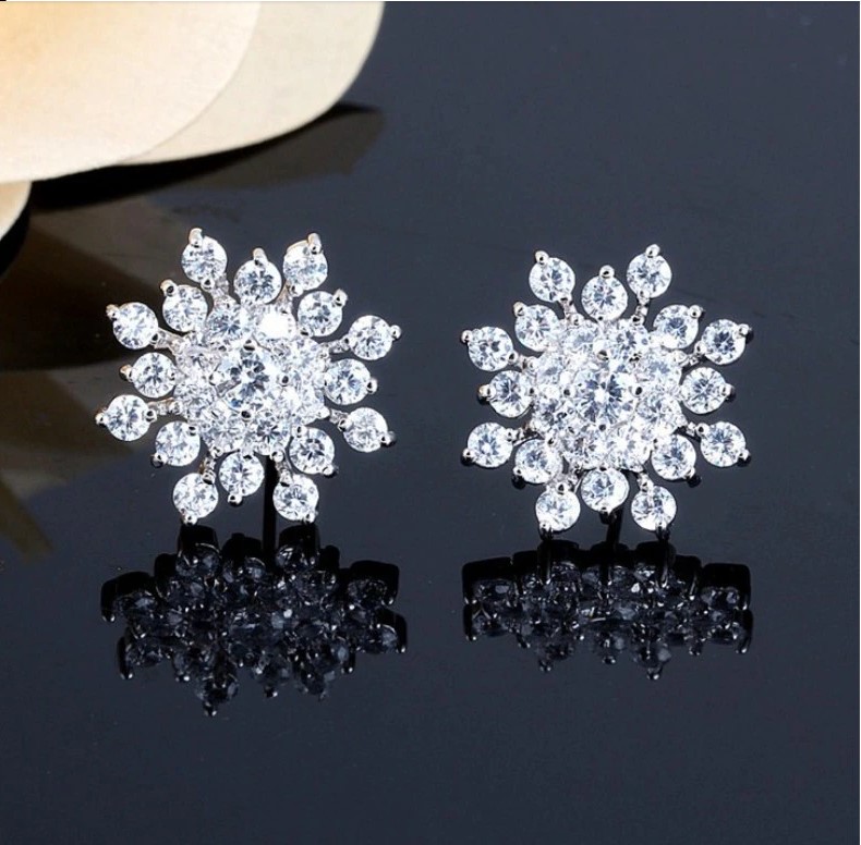 Picture of Korean Fashion Jewelry Exquisite Rhinestone Crystal Christmas Snowflake Flower Earrings Wholesale Boucles d'oreilles Oorbellen