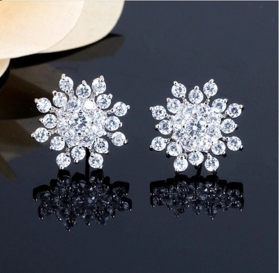Picture of Korean Fashion Jewelry Exquisite Rhinestone Crystal Christmas Snowflake Flower Earrings Wholesale Boucles d'oreilles Oorbellen