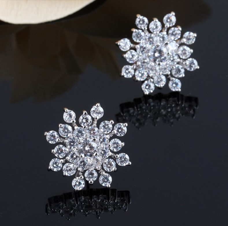 Picture of Korean Fashion Jewelry Exquisite Rhinestone Crystal Christmas Snowflake Flower Earrings Wholesale Boucles d'oreilles Oorbellen