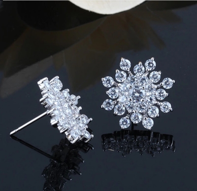 Picture of Korean Fashion Jewelry Exquisite Rhinestone Crystal Christmas Snowflake Flower Earrings Wholesale Boucles d'oreilles Oorbellen