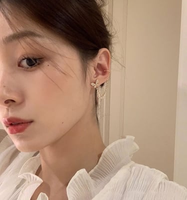 Picture of Ladies Fashion Rhinestone Butterfly Chain Earrings Punk Personality All-match Exquisite Asymmetrical Ear Clip