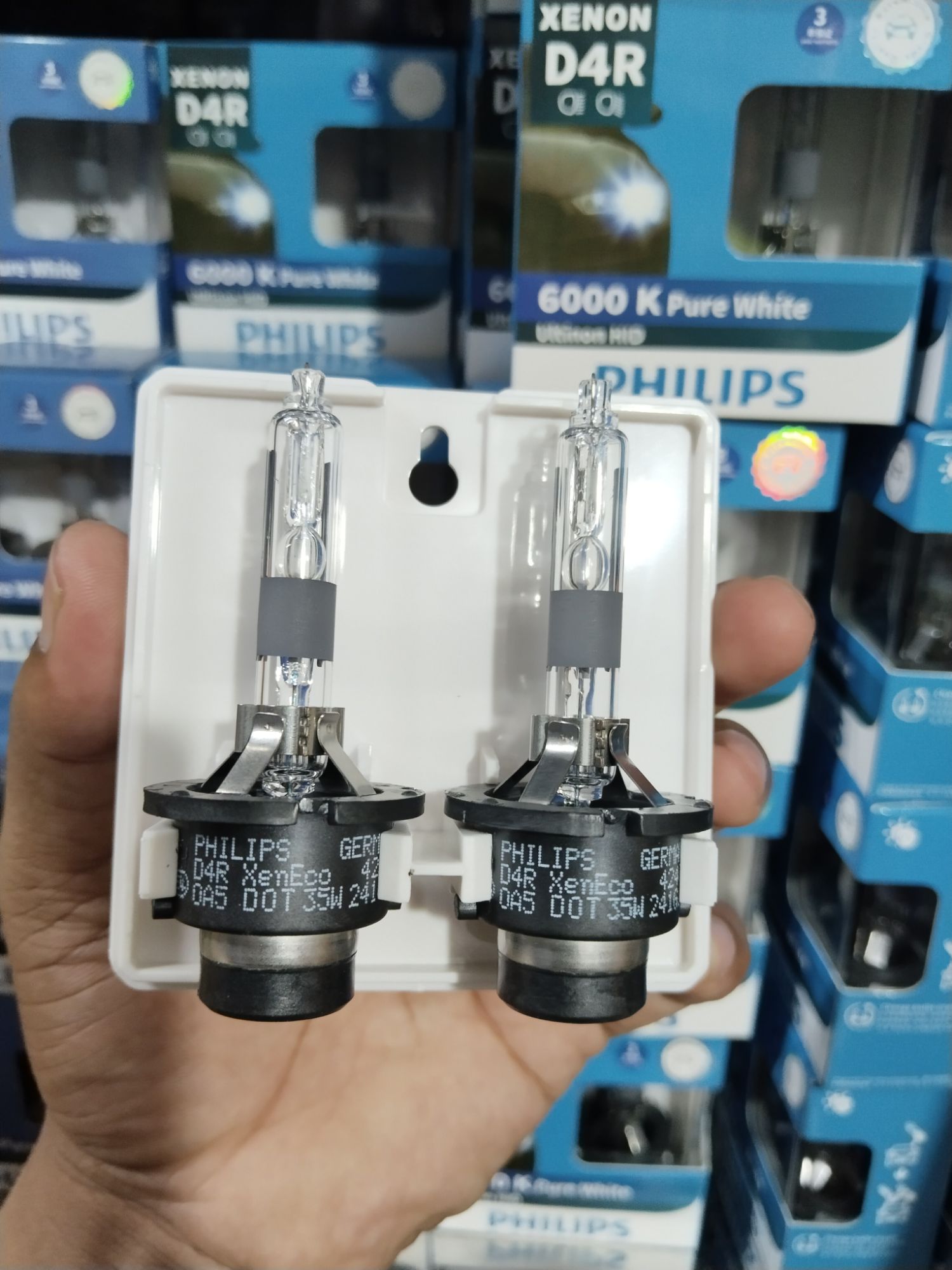 Picture of Philips Ultinon HID Xenon  D2R D4R  D4S WXX2 35W 6000K Pure  White Light Xenon Headlight Car Bulbs Auto Lamps (Twin Pack)