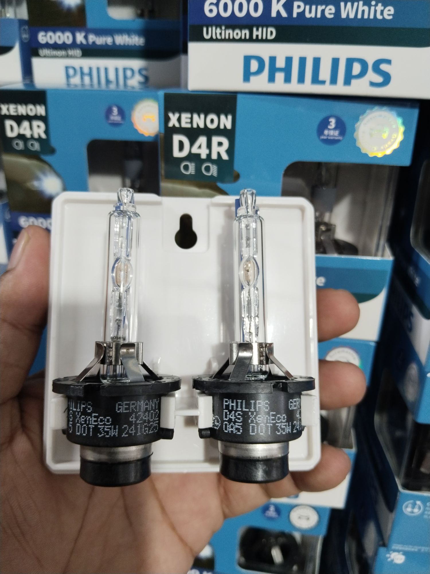 Picture of Philips Ultinon HID Xenon  D2R D4R  D4S WXX2 35W 6000K Pure  White Light Xenon Headlight Car Bulbs Auto Lamps (Twin Pack)