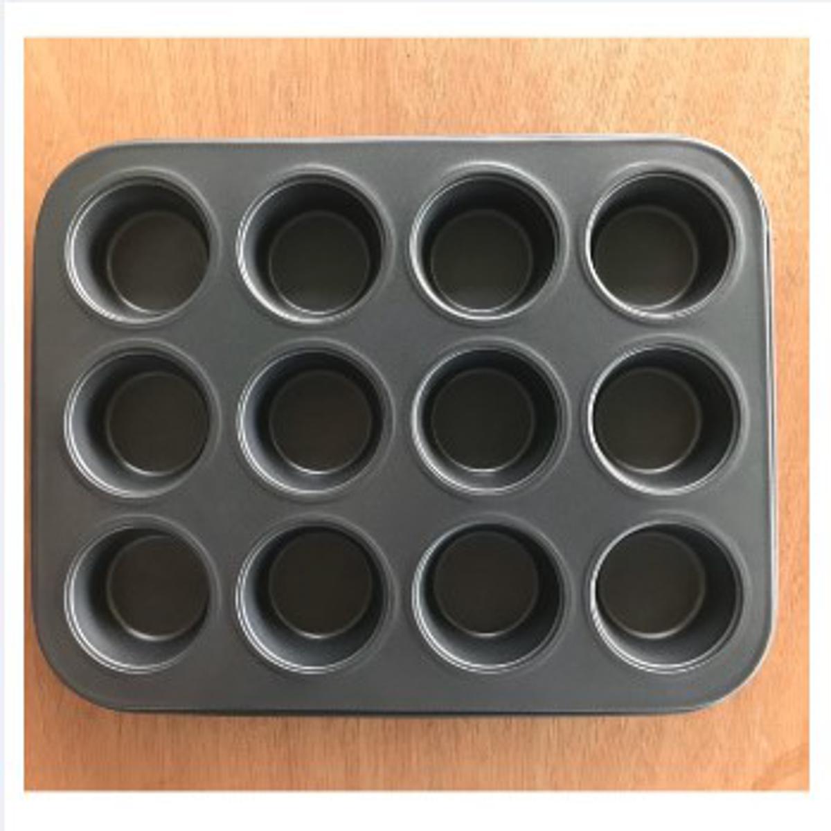 Picture of 12 Round Non Stick Muffin and Large Cupcake Mold - Black -Black
