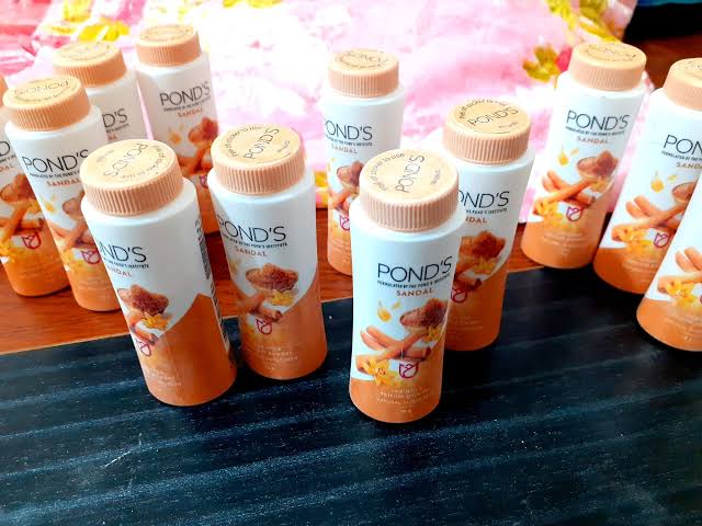 Picture of Ponds Sandal Radiance talcum powder -15ml