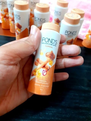Picture of 3 pcs Ponds Sandal Radiance talcum powder-15ml