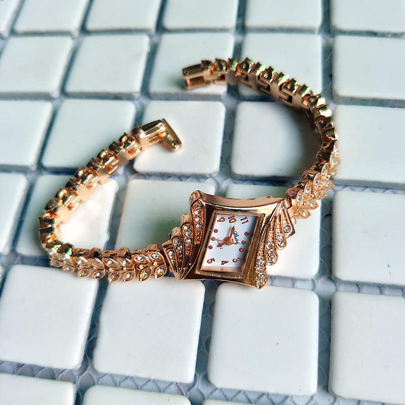 Picture of Best Watch For Smart Women Stylish Girls Gold 