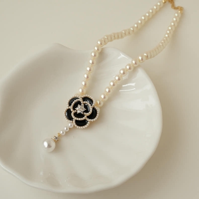 Picture of Black Rose Necklace Light Luxury Niche Pearl Rose Flower Chain  Necklace For Women  