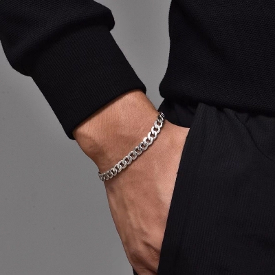 Picture of Stylish Bracelet for Men And Women Silver 21 CM