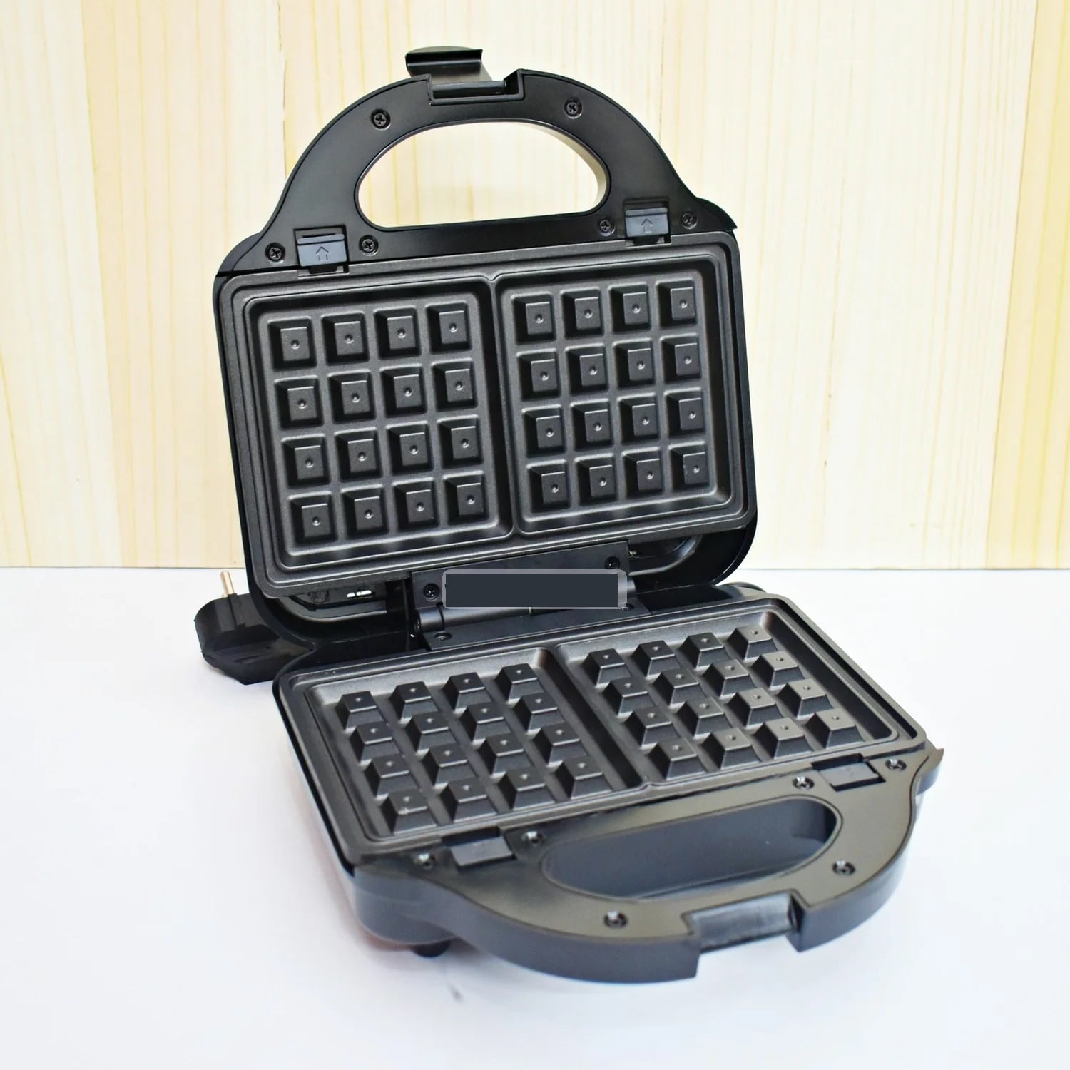 Picture of RedSwiss 3 In 1 Sandwich Maker RSWM-003 with Sandwich Plate, Grill Plate & Waffle Plate Multicolor