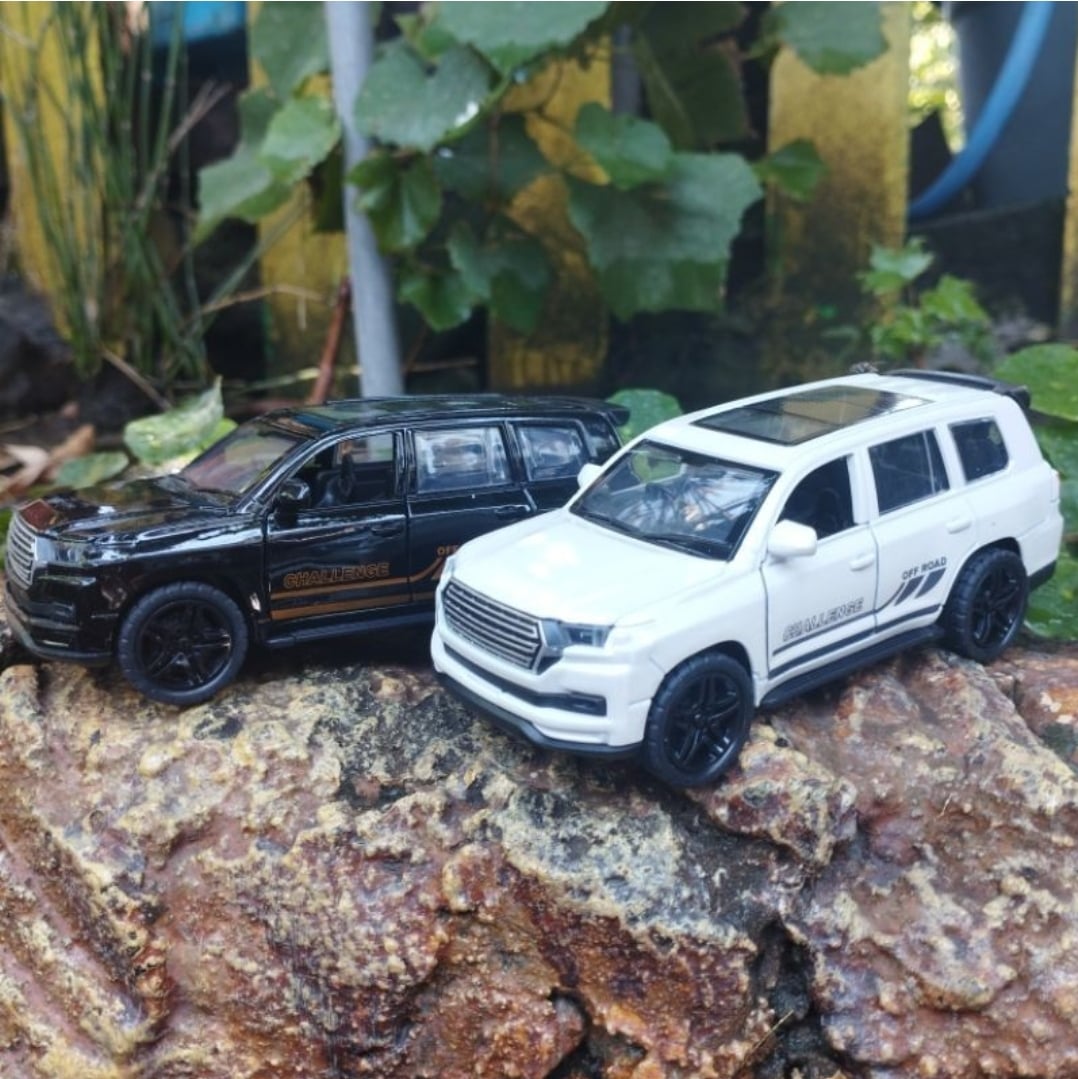Picture of 1PC Land Cruiser 1:36 Bulk large alloy off-road car model simulation children's toy car Multicolor