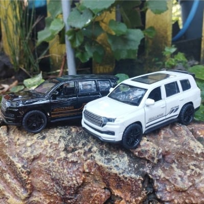 Picture of 1PC Land Cruiser 1:36 Bulk large alloy off-road car model simulation children's toy car Multicolor