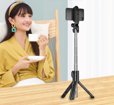 Picture of Q07 (100cm) Bluetooth Integrated Selfie Stick with Light and Bluetooth Remote Control