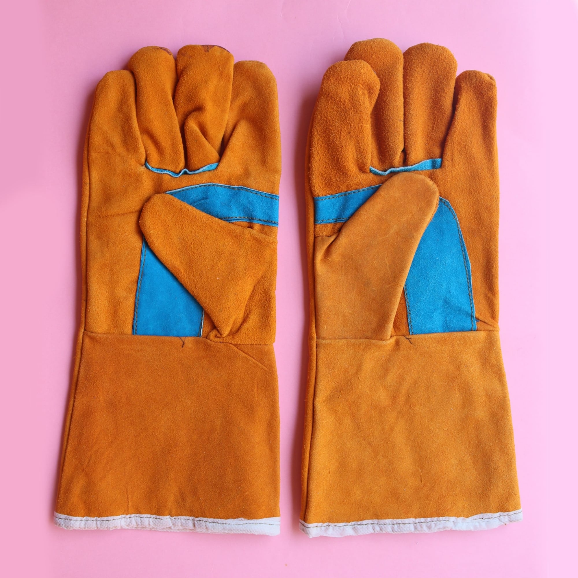 Picture of SAFETY GLOVE. "CANADIAN SYTLE". COW SPLIT PALM. COTTON FABRIC BACK AND CUFF -Leather Working Gloves