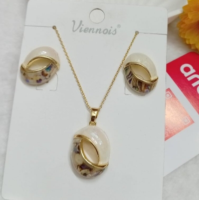 Picture of Elegant shell and resin inlay jewelry set of necklace and earrings (Oval loop)
