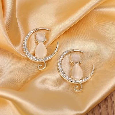 Picture of Fashionable Moon Cat   Brooch Hijab Safety Pin for Women Gold 