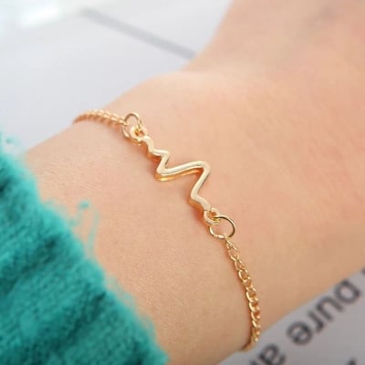 Picture of Simple Heart Bracelet for Women Gold Tone Jewelry Wrist Accessory