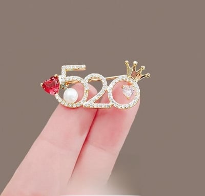 Picture of Queen Brooch Hijab Safety Pin for Girls and Women's\ - Gold